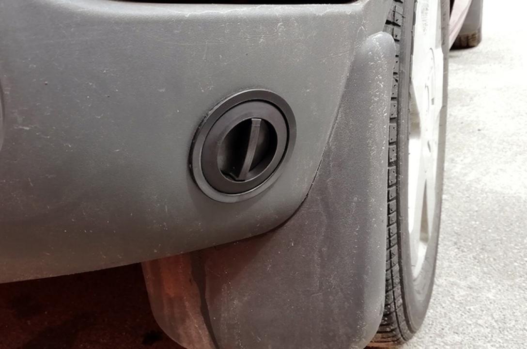 Urządzenie do tankowania w dolnej części zderzaka
