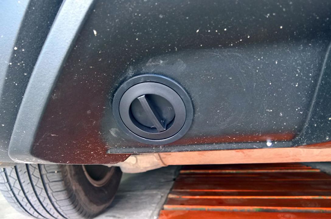 Urządzenie do tankowania w dolnej części zderzaka