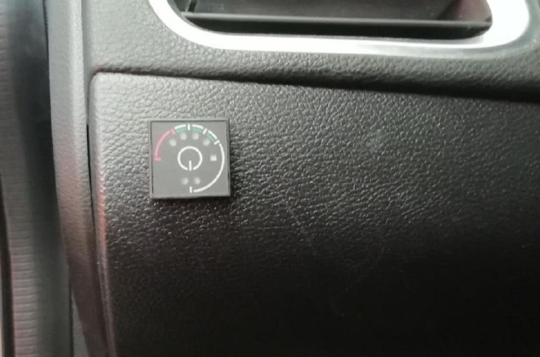 Przycisk przełączania paliwa gaz-benzyna