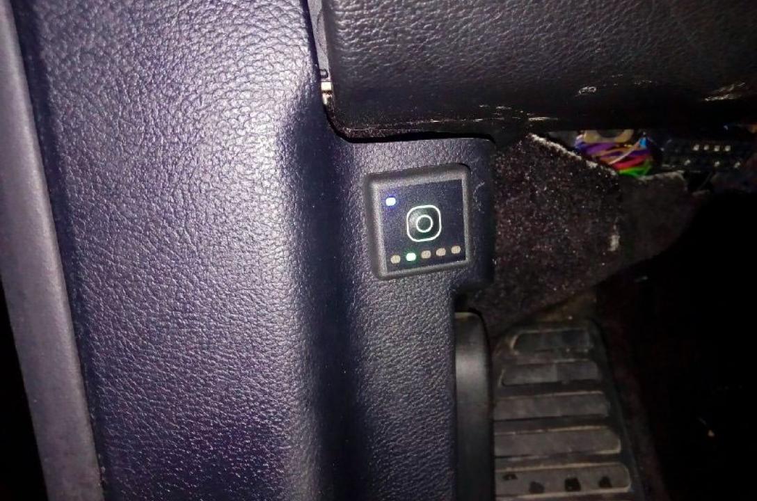 Przycisk przełączania paliwa gaz-benzyna