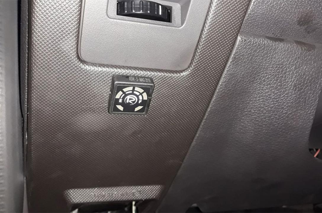 Przycisk przełączania paliwa gaz-benzyna