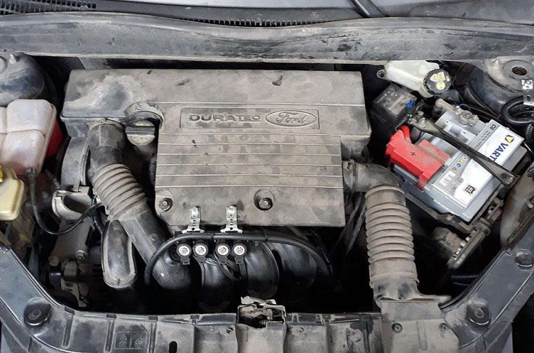 Ogólny widok przestrzeni pod maską po zainstalowaniu LPG