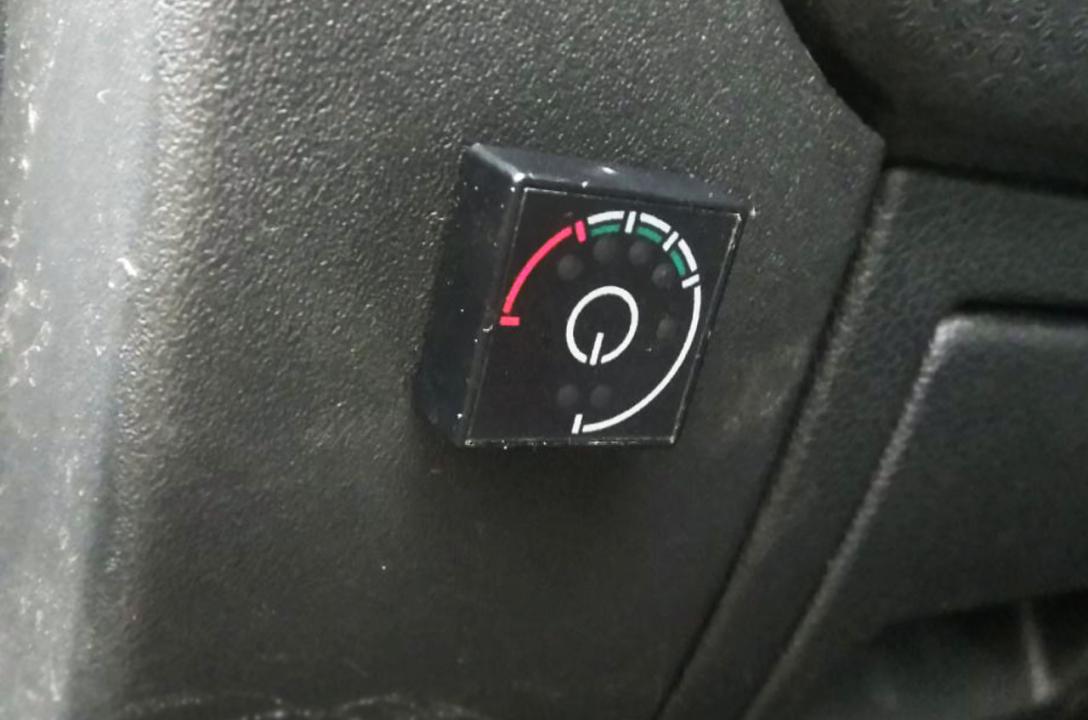 Przycisk przełączania paliwa gaz-benzyna