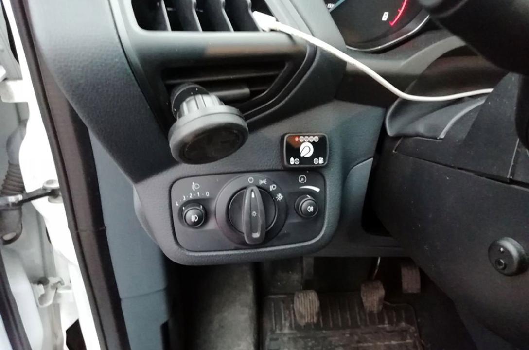 Przycisk przełączania paliwa gaz-benzyna