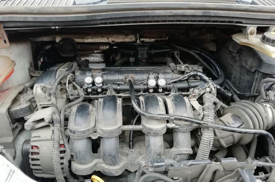 Ogólny widok przestrzeni pod maską po zainstalowaniu LPG