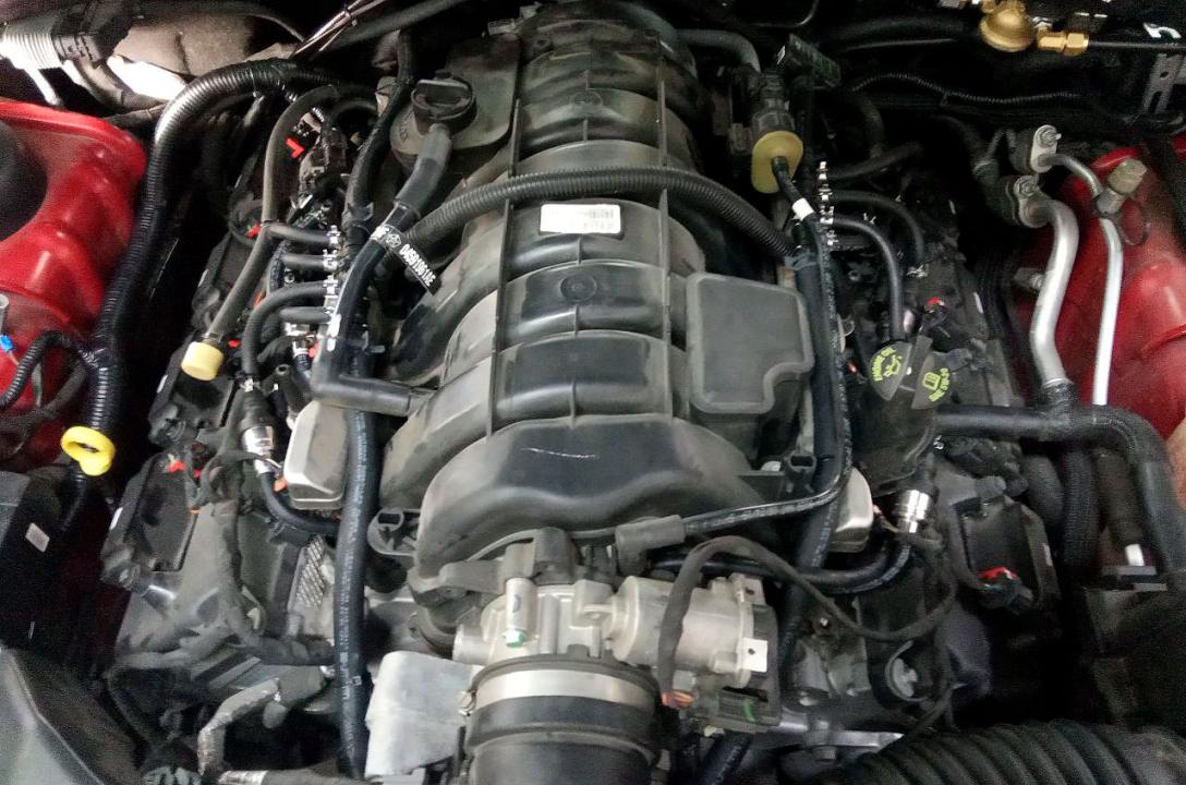 Ogólny widok przestrzeni pod maską po zainstalowaniu LPG