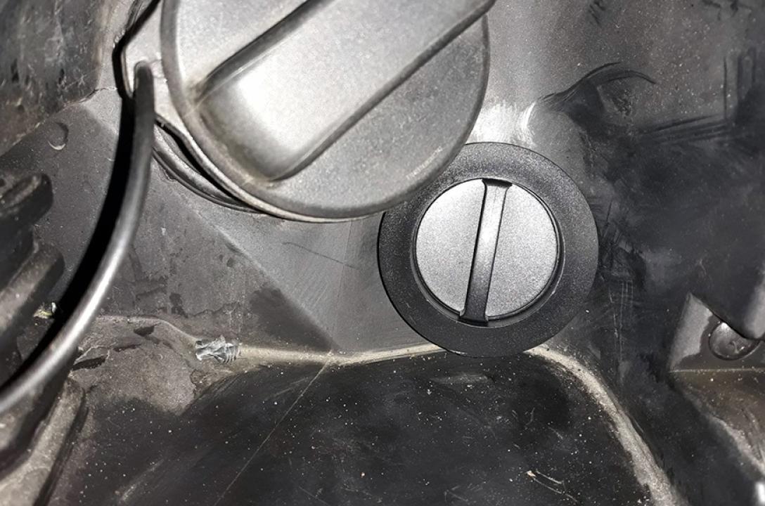 Urządzenie do tankowania w klapie zbiornika gazu samochodu