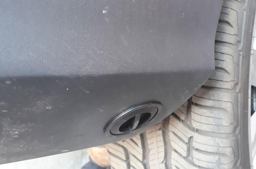 Urządzenie do tankowania w dolnej części zderzaka