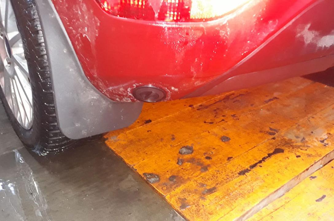 Urządzenie do tankowania w dolnej części zderzaka