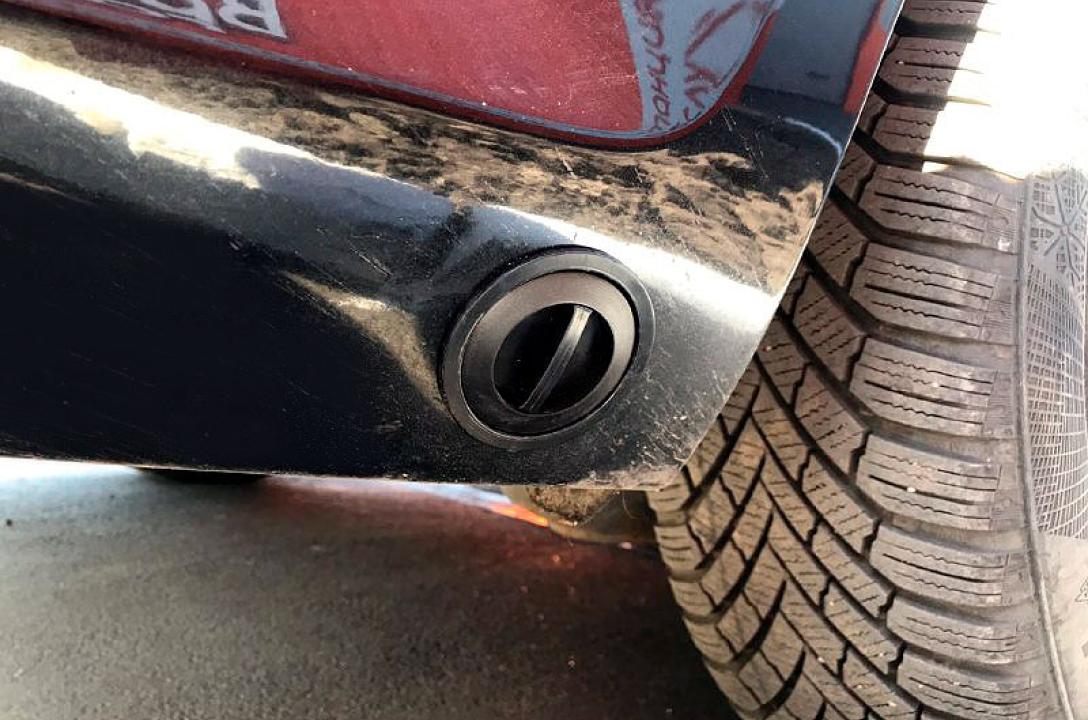 Urządzenie do tankowania w dolnej części zderzaka