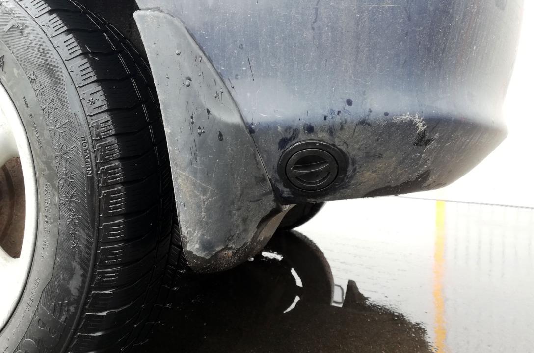 Urządzenie do tankowania w dolnej części zderzaka