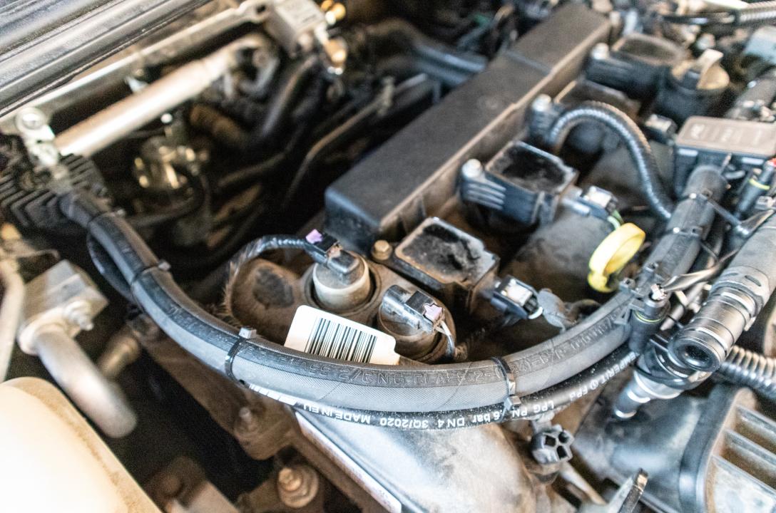 Mistrzowie naszego zespołu wykonują wszelkie manipulacje z zachowaniem wysokiej kultury pracy, tak aby zainstalowany zestaw LPG nie kolidował z obsługą standardowych układów samochodowych.