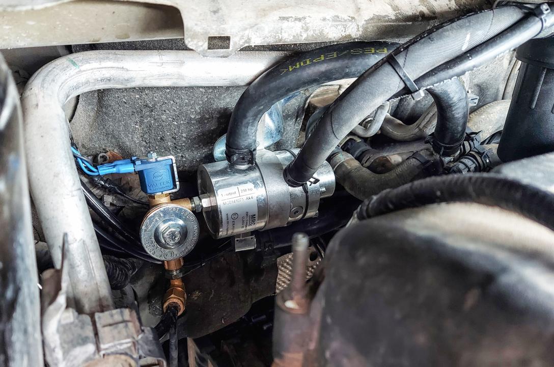 Niezbędne ciśnienie robocze gazu zapewnia Gazowy Reduktor MRC z elektrozaworem LPG, a rezerwa mocy wystarczająca dla takiego silnika do 250 KM