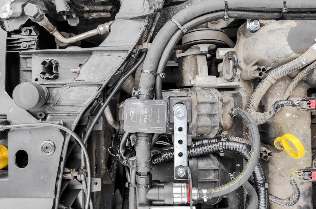 W tej instalacji LPG zainstalowany jest również precyzyjny Ciśnieniomierz i czujnik temperatury, czyli tzw. czujnik MAR MRC PTS 01, który mierzy temperaturę i ciśnienie bezpośrednio w przepływającym gazie.