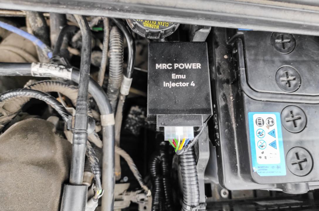 Do emulacji pracy wtryskiwaczy oraz poprawnej pracy elektroniki silnika spalinowego wymagany jest emulator MRC Power Emu 4 cylindrowy. Urządzenie imituje dla jednostki sterującej silnika benzynowego pracę zwykłych wtryskiwaczy samochodowych podczas jazdy