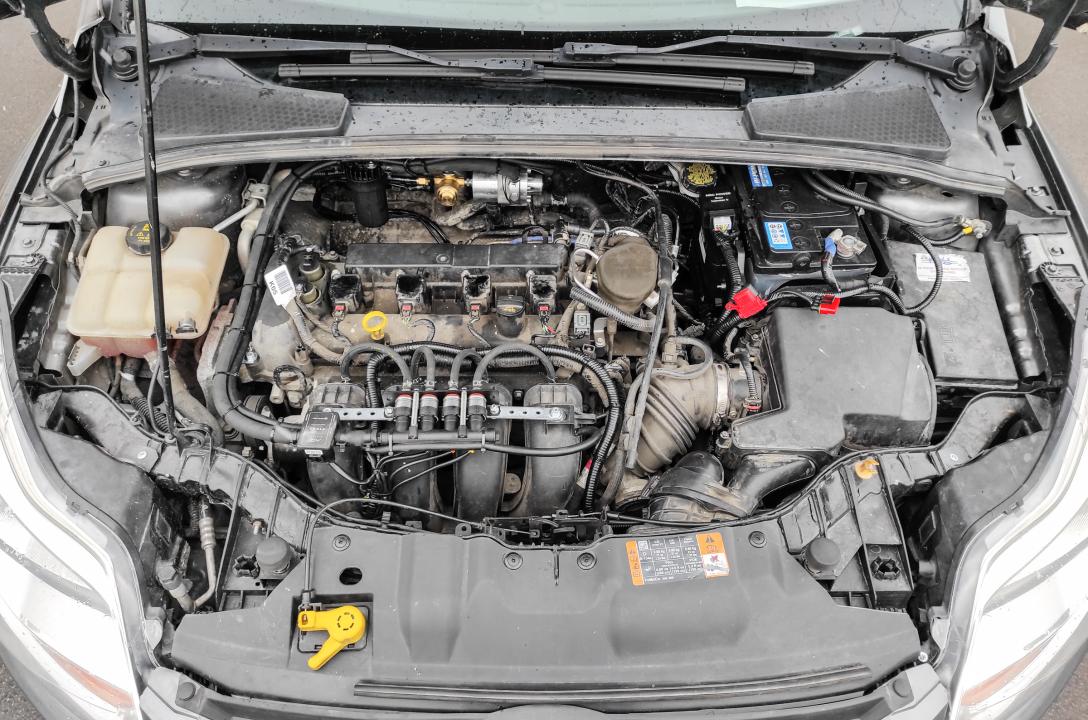 Ogólny widok przestrzeni pod maską  Ford Focus 2.0 Ti-VCT 2014&amp;nbsp;po starannej instalacji LPG przez mistrzów naszego zespołu..