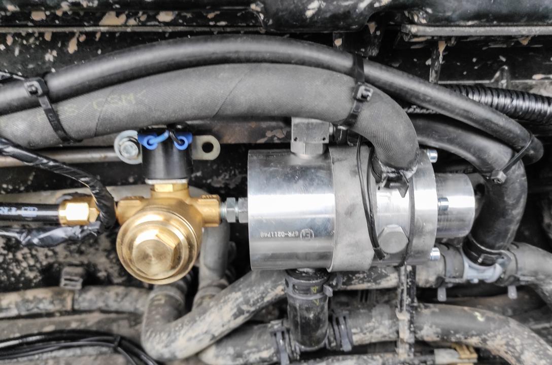 Niezbędne stabilne ciśnienie robocze gazu zapewnia reduktor gazowy MRC z elektrozaworem LPG, a rezerwa mocy wystarczająca dla takiego silnika do 250 KM.