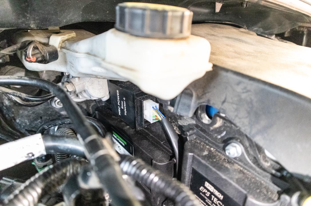 Do emulacji pracy wtryskiwaczy oraz poprawnej pracy elektroniki silnika spalinowego wymagany jest emulator MRC Power Emu 4-cylindrowy. Urządzenie imituje dla jednostki sterującej silnika benzynowego pracę zwykłych wtryskiwaczy samochodowych podczas jazdy