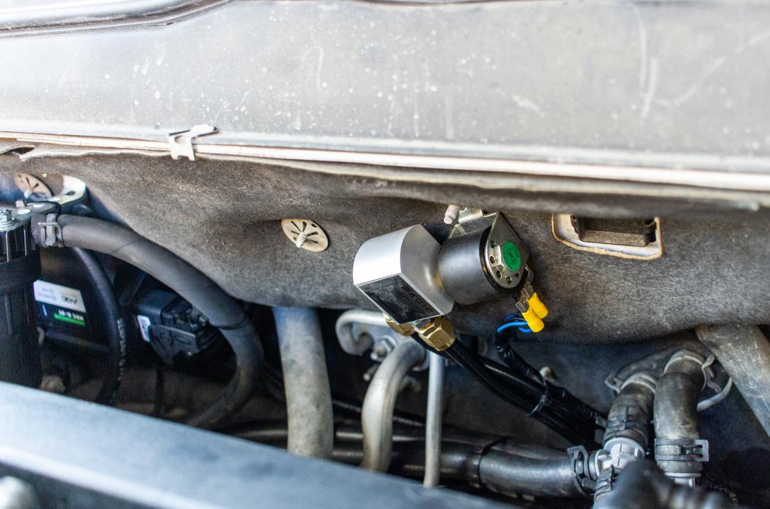 Przed reduktorem zainstalowany jest elektrozawór gazowy MRC, który steruje dopływem gazu do reduktora, jednocześnie oczyszczając gaz filtrem.