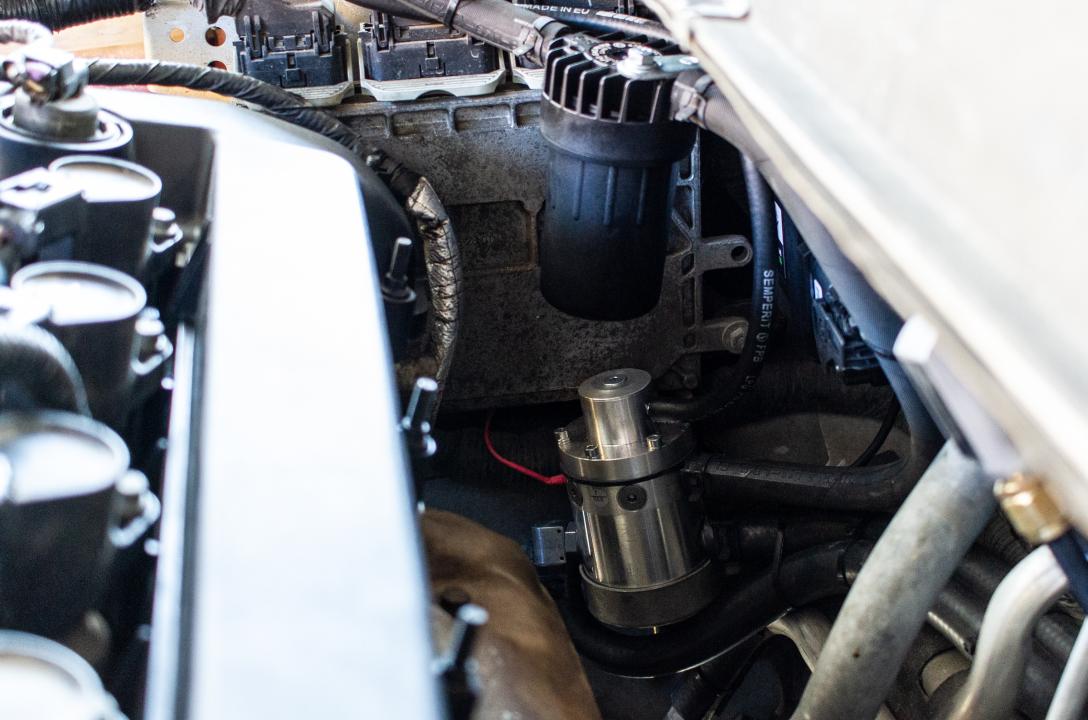 Wymagane ciśnienie robocze gazu zapewnia reduktor gazowy MRC z elektrozaworem LPG, a rezerwa mocy wystarczająca dla takiego silnika do 250 KM.