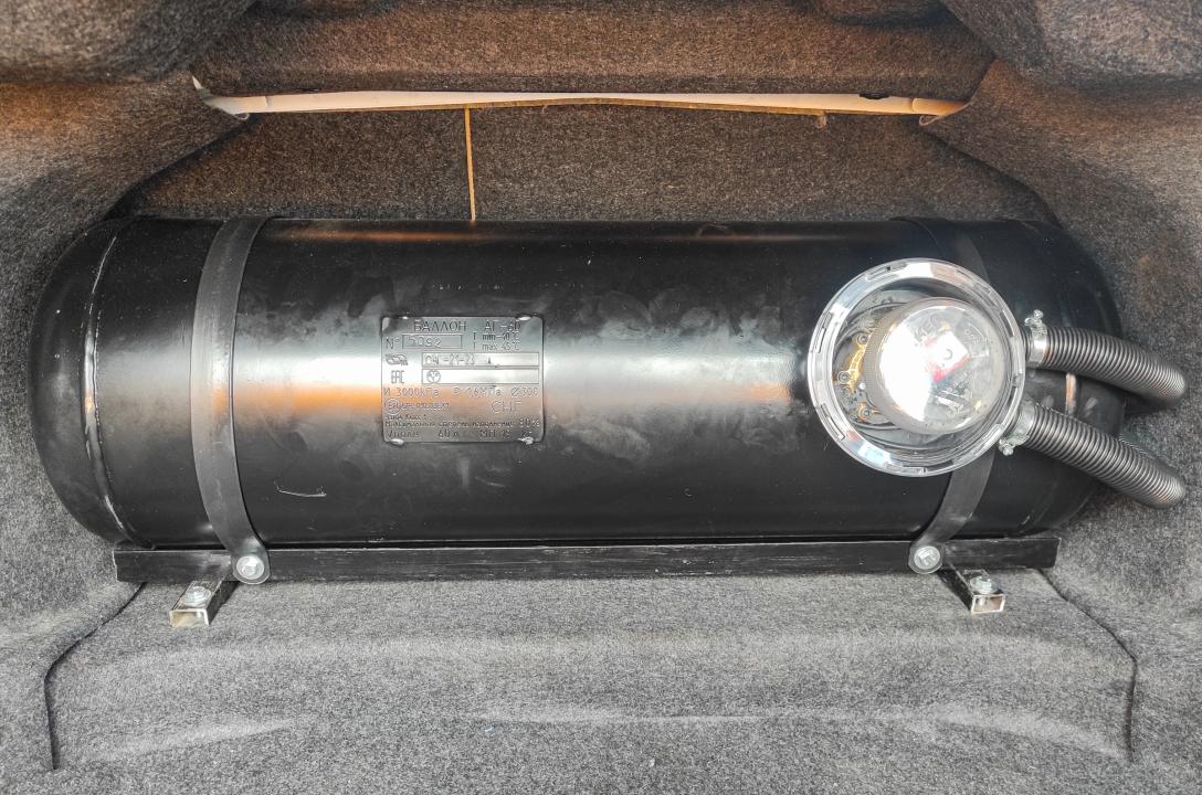 Gazowy to cylindryczna butla o pojemności 60 litrów montowana na specjalnej ramie w bagażniku. Dla dodatkowego bezpieczeństwa balon mocowany jest za pomocą pasków. Cylinder posiada Wielozawór o standardzie standardu Atiker z wielostopniowym zabezpieczenie