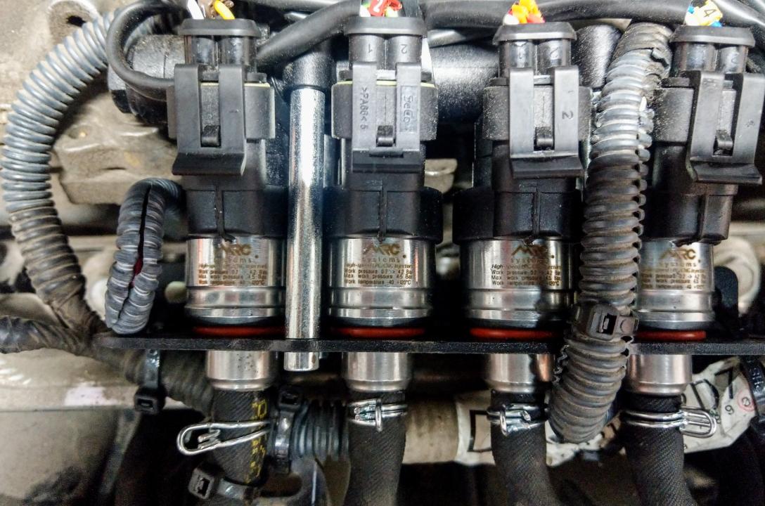 Szybko wtryskiwacze MRC Solo mają moc konstrukcyjną do 60 KM. na cylinder, a dzięki czasowi otwarcia/zamknięcia odpowiednio 2,0 i 1,0 ms zapewniają dobrą szybkość wtrysku paliwa.