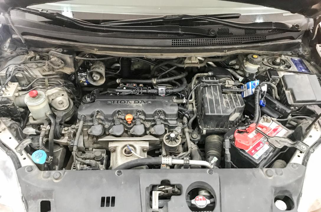 Ogólny widok przestrzeni pod maską  Honda FR-V 1.8 2009&amp;nbsp;po starannej instalacji LPG przez mistrzów naszego zespołu.