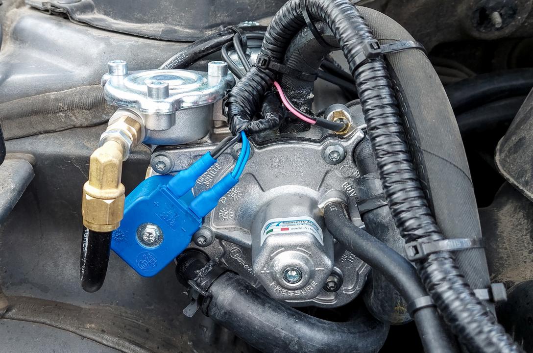 Niezbędne ciśnienie robocze gazu zapewnia reduktor gazowy Tomasetto Nordic z elektrozaworem LPG, a rezerwa mocy wystarczająca dla takiego silnika do 170 KM.