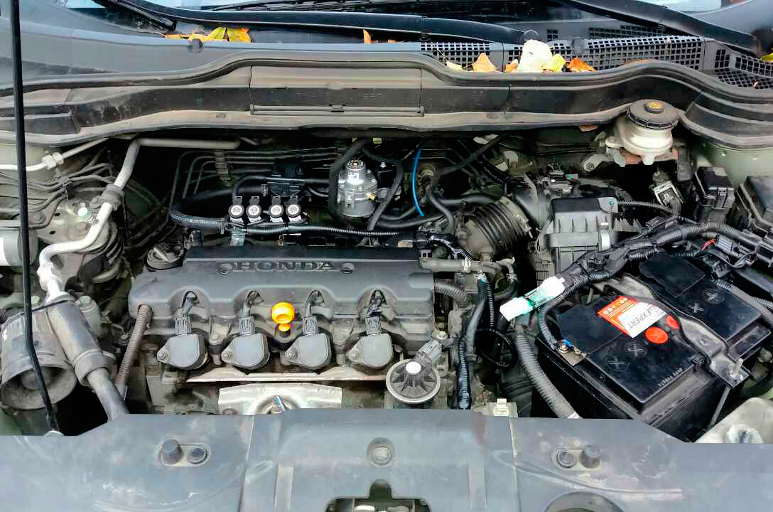 Ogólny widok przestrzeni pod maską samochodu po zainstalowaniu LPG