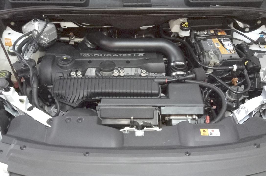 Ogólny widok przestrzeni pod maską  Ford Kuga po zainstalowaniu LPG