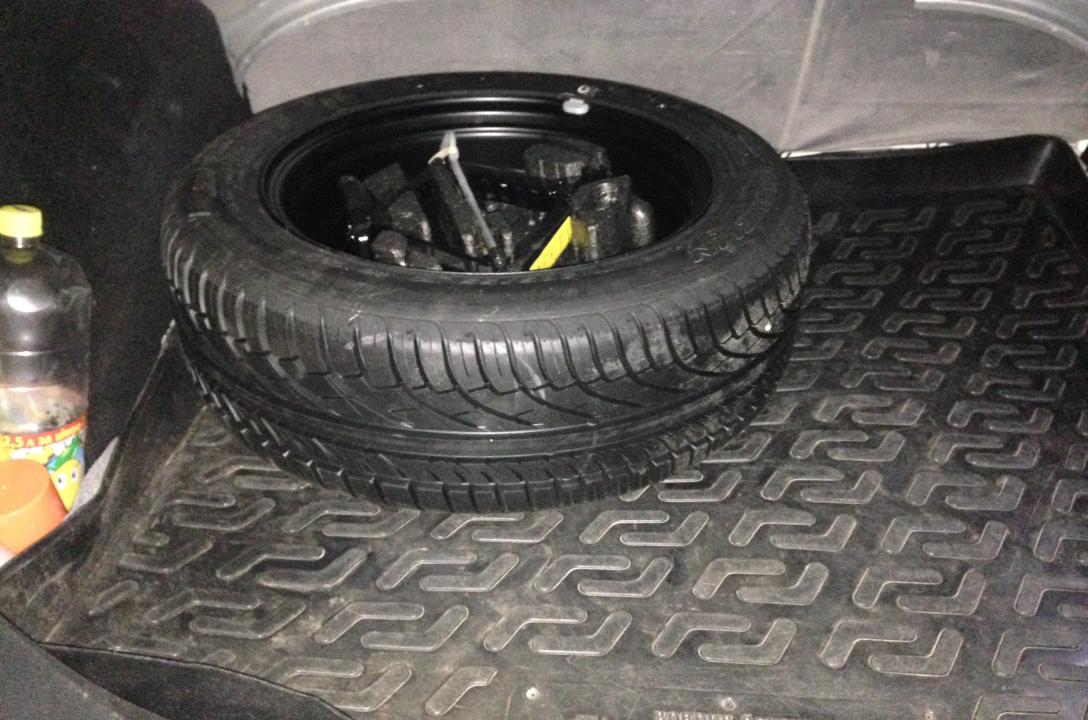 Widok bagażnika po zainstalowaniu cylindra zamiast koła zapasowego