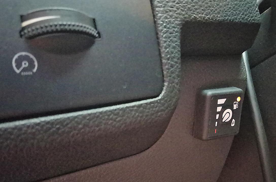 Przycisk przełączania paliwa gaz-benzyna