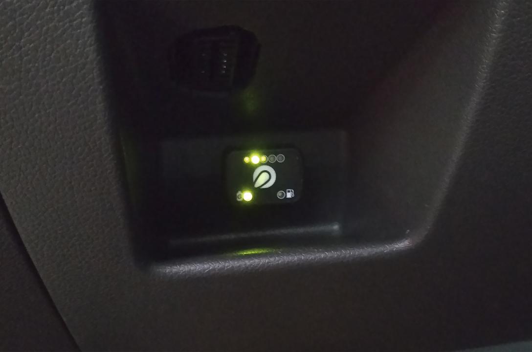 Przycisk przełączania paliwa gaz-benzyna