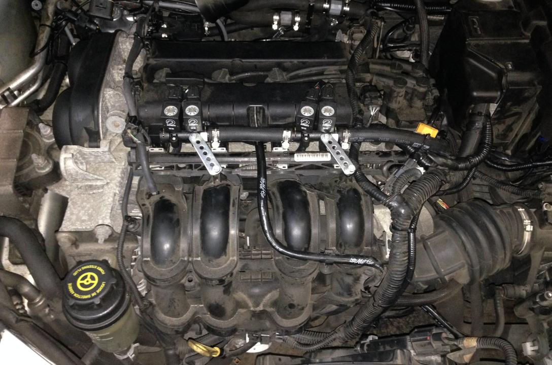 Ogólny widok przestrzeni pod maską po zainstalowaniu LPG