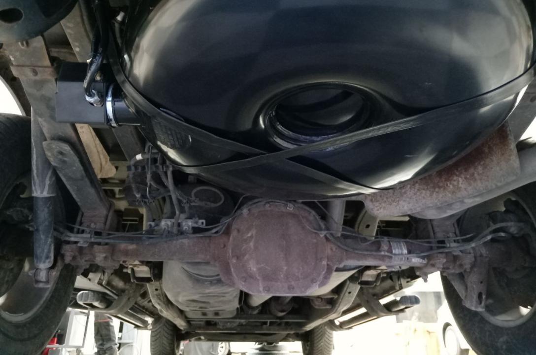 Zbiornik gazowy ma tutaj kształt toroidalny o pojemności 92l Bormech zewnętrzne. W zbiorniku zainstalowano wielozawór zgodny z normami euro, z wielostopniowym zabezpieczeniem.
