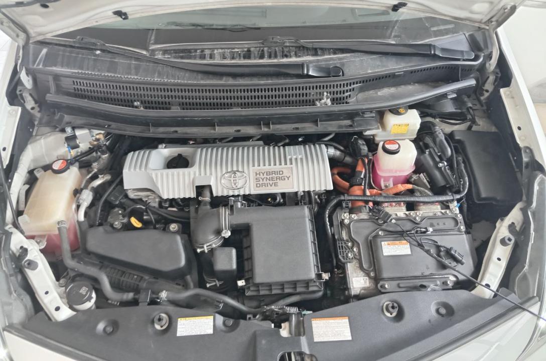 Ogólny wygląd przestrzeni pod maską po zainstalowaniu instalacji LPG.