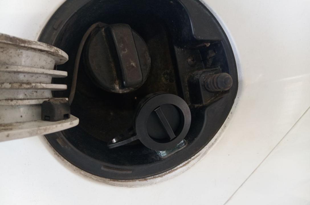 Złącze do tankowania może być umieszczone zarówno w wlewie paliwa, jak i pod zderzakiem, lub może być zintegrowane z wnęką zderzaka.