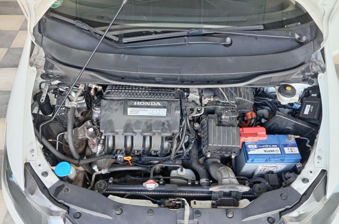 Ogólny wygląd przestrzeni pod maską po zainstalowaniu instalacji LPG.