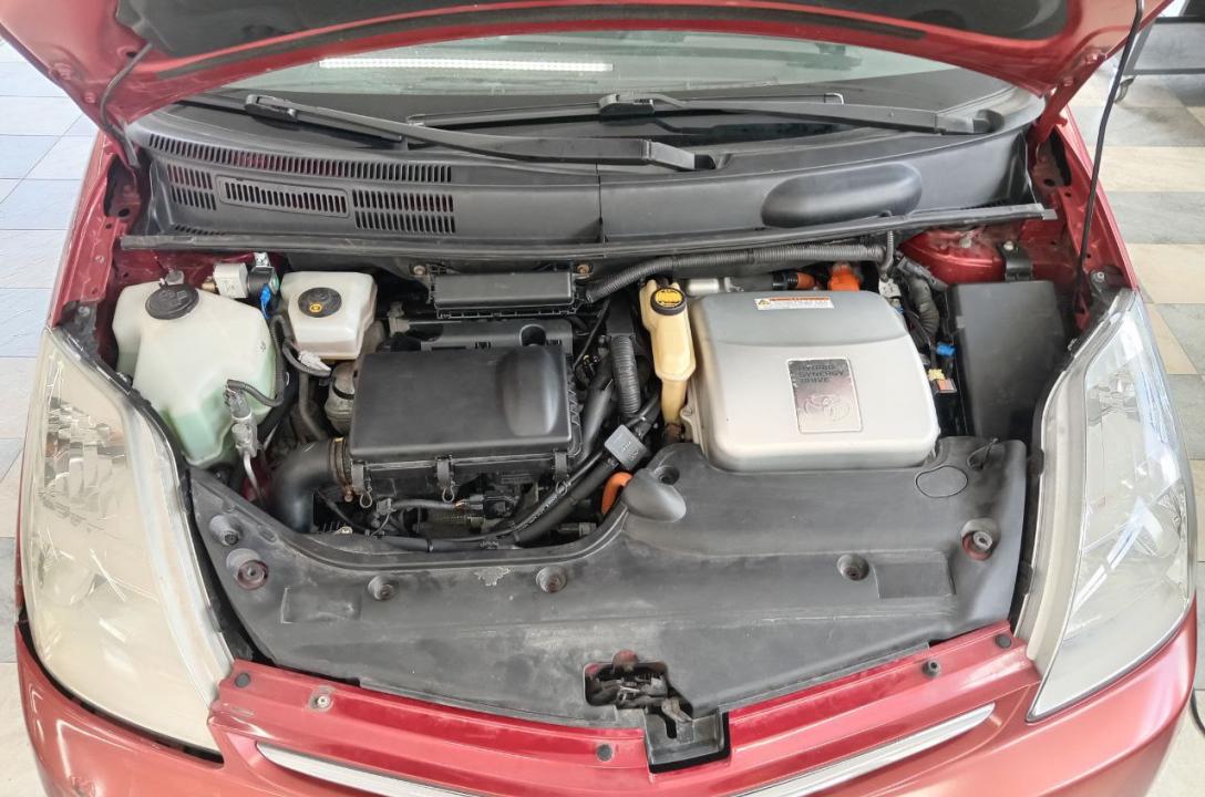 Ogólny widok przestrzeni pod maską Toyota Prius 1.5 2007 po starannej instalacji LPG przez mistrzów naszego zespołu..