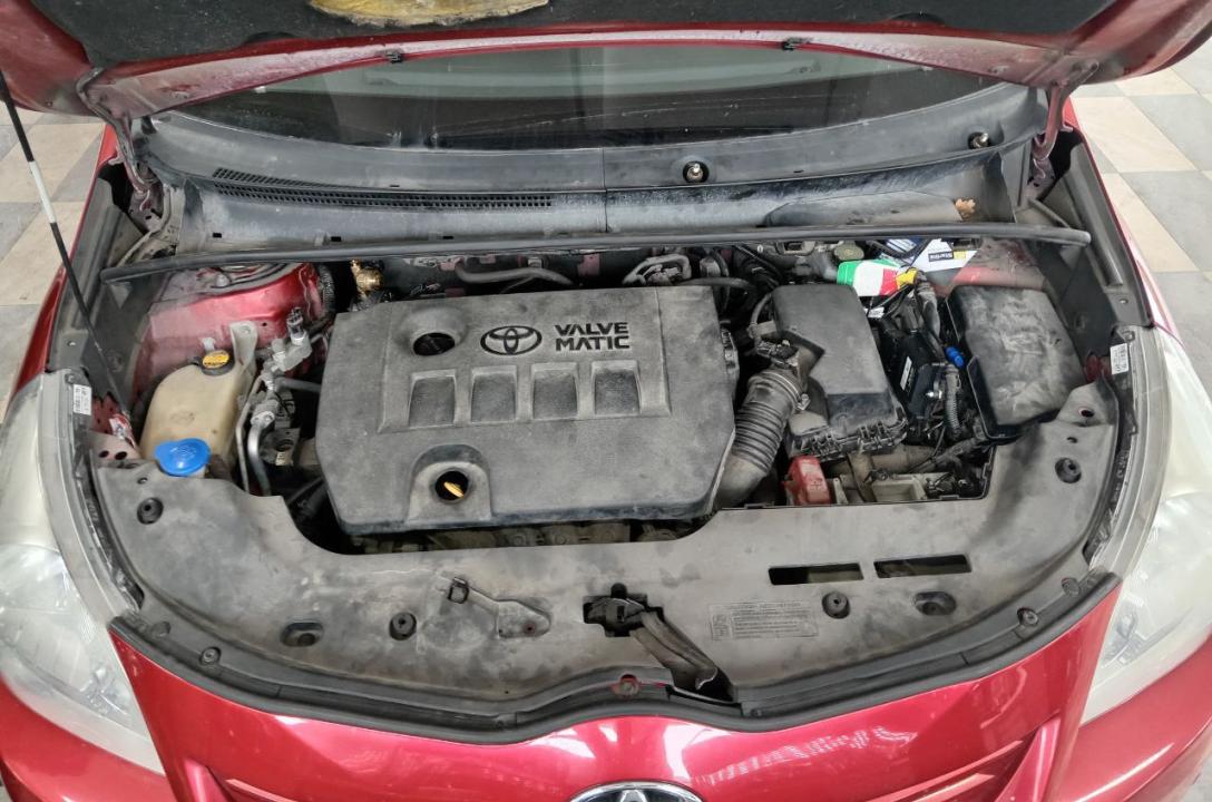 Ogólny wygląd przestrzeni pod maską po zainstalowaniu instalacji LPG.
