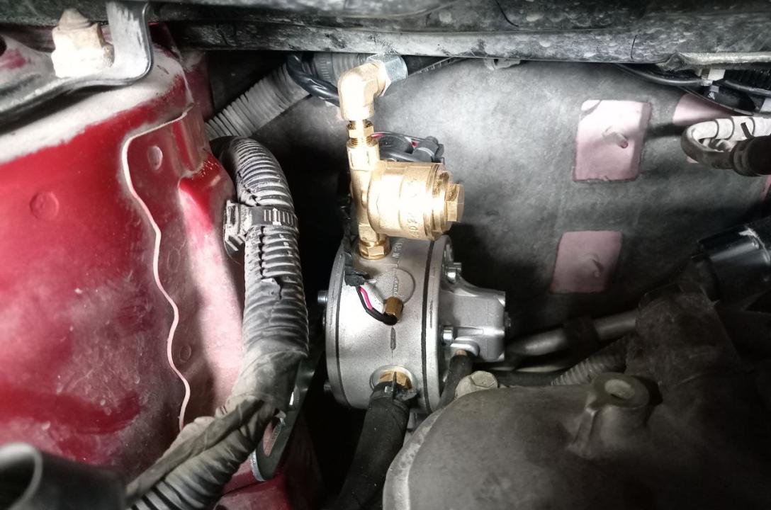 Wymagane ciśnienie robocze gazu zapewnia reduktor gazowy MRC Shire z zaworem elektromagnetycznym LPG i wystarczającym zapasem mocy dla takiego silnika.