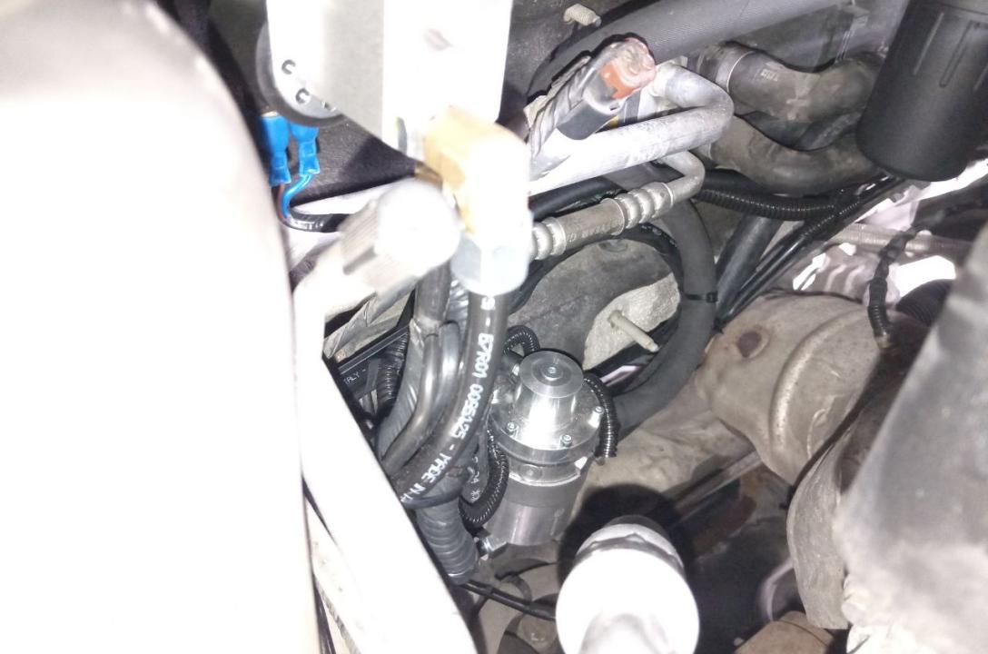 Wymagane ciśnienie robocze gazu zapewnia reduktor gazowy MRC Compact z zaworem elektromagnetycznym LPG i wystarczającym zapasem mocy dla takiego silnika.