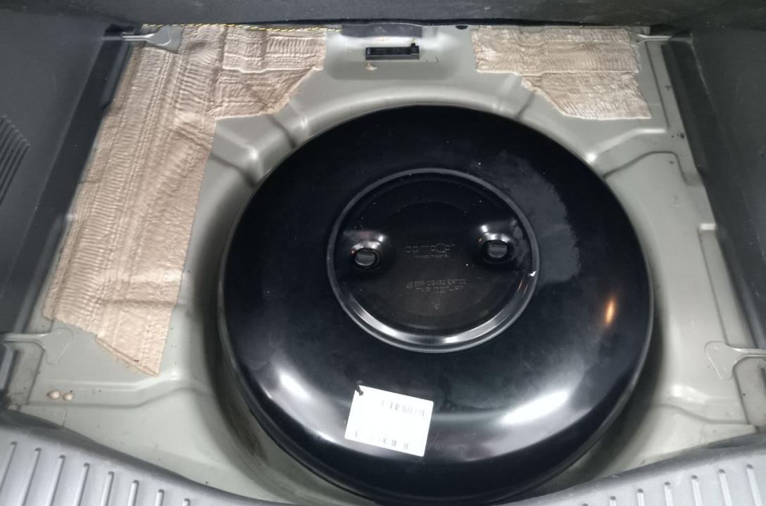 Zbiornik gazowy ma tutaj kształt toroidalny o pojemności 42l, zamontowany w wnęce koła zapasowego. W zbiorniku zainstalowano wielozawór zgodny z normami euro, z wielostopniowym zabezpieczeniem.