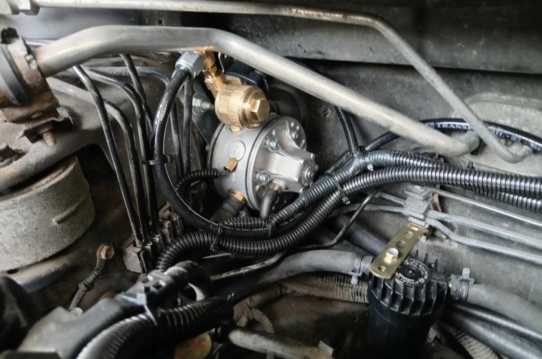 Wymagane ciśnienie robocze gazu zapewnia reduktor gazowy MRC Shire z zaworem elektromagnetycznym LPG i wystarczającym zapasem mocy dla takiego silnika.