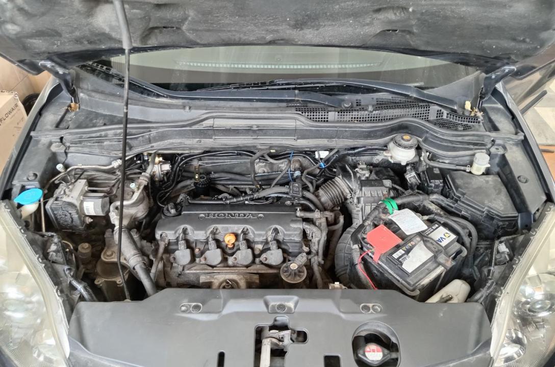 Ogólny wygląd przestrzeni pod maską po zainstalowaniu instalacji LPG.