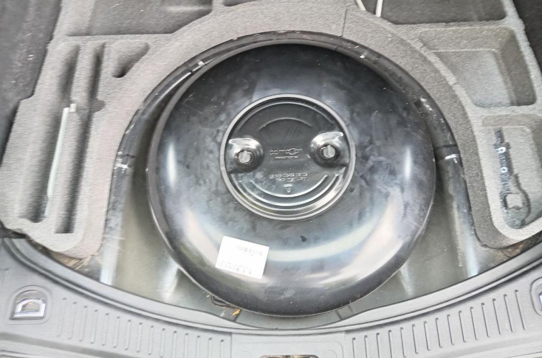 Zbiornik gazowy ma tutaj kształt toroidalny o pojemności 42l, zamontowany w wnęce koła zapasowego. W zbiorniku zainstalowano wielozawór zgodny z normami euro, z wielostopniowym zabezpieczeniem.
