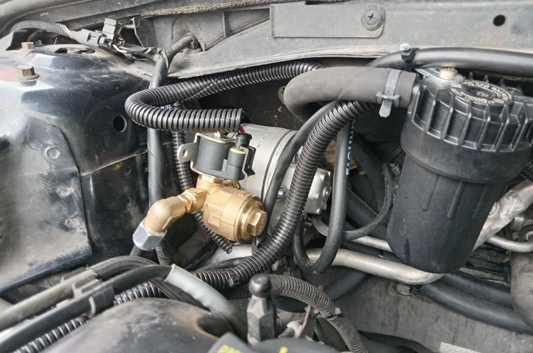 Wymagane ciśnienie robocze gazu zapewnia reduktor gazowy MRC Shire z zaworem elektromagnetycznym LPG i wystarczającym zapasem mocy dla takiego silnika.