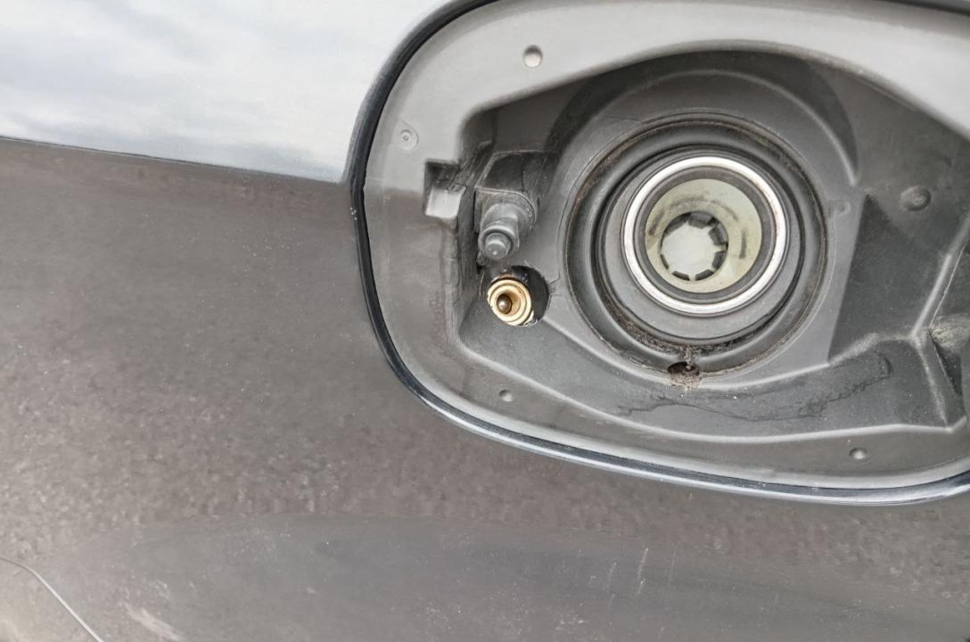 Złącze do tankowania może być umieszczone zarówno w wlewie paliwa, jak i pod zderzakiem, lub może być zintegrowane z wnęką zderzaka.