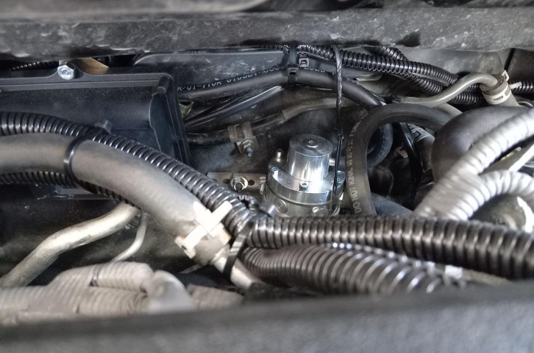 Wymagane ciśnienie robocze gazu zapewnia reduktor gazowy MRC Compact z zaworem elektromagnetycznym LPG i wystarczającym zapasem mocy dla takiego silnika.