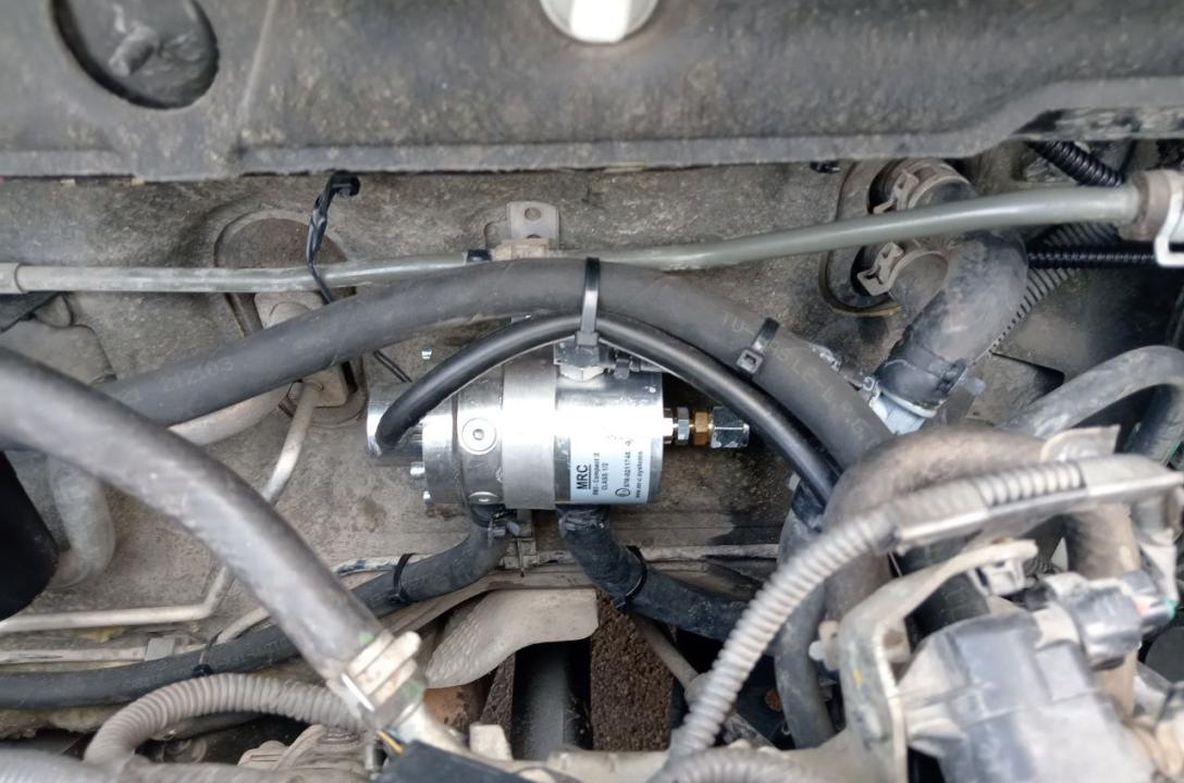 Wymagane ciśnienie robocze gazu zapewnia reduktor gazowy MRC Compact z zaworem elektromagnetycznym LPG i wystarczającym zapasem mocy dla takiego silnika.